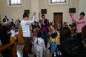 Spielgruppenkinder bedanken sich mit einem Tanz