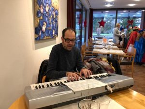 Organist Andreas Schönenberger begleitet die Lieder der Sternsinger