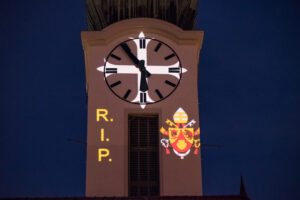 Kirchturm-Illumination zum Tod vom Papst emer. Benedikt XVI.